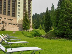 Verde, Erba, Prato, Paesaggio Naturale, Albero, Mobilia, Tavolo, Mobili Da Esterno, Architettura, Giardino