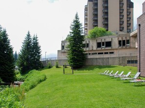 Sky, Plant, Building, Daytime, Tree, Land Lot, Cloud, Urban Design, Grass, Window