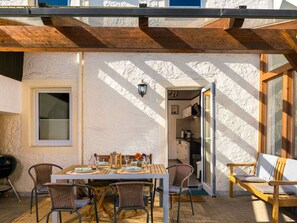 Möbel, Eigentum, Tabelle, Gebäude, Stuhl, Holz, Schatten, Interior Design, Fenster, Hütte
