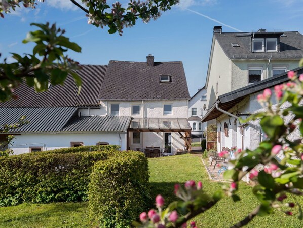 Pflanze, Gebäude, Eigentum, Himmel, Fenster, Blume, Haus, Die Architektur, Grundstueck, Gras