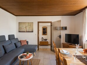 Tabelle, Möbel, Couch, Eigentum, Bilderrahmen, Holz, Interior Design, Wohnzimmer, Flooring, Fussboden