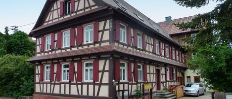 Gebäude, Himmel, Fenster, Eigentum, Pflanze, Baum, Rad, Auto, Haus, Wohngebiet