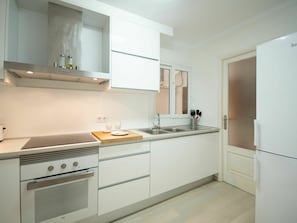 Eigentum, Zimmer, Möbel, Cabinetry, Küche, Countertop, Interior Design, Sinken, Fussboden, Gebäude
