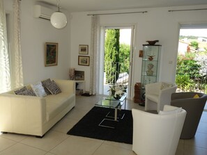 Salon, Pièce, Blanc, Propriété, Meubles, Design Intérieur, Sol, Bâtiment, Maison, Table