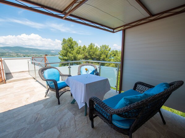 L'Eau, Table, Ciel, Nuage, Meubles, Plante, Propriété, Chaise, Bleu Azur, Tableau De Plein Air