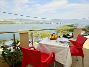 Restaurant, Propriété, Pièce, Vacances, Table, Maison, Balcon, Nappe De Table, Immobilier, Appartement