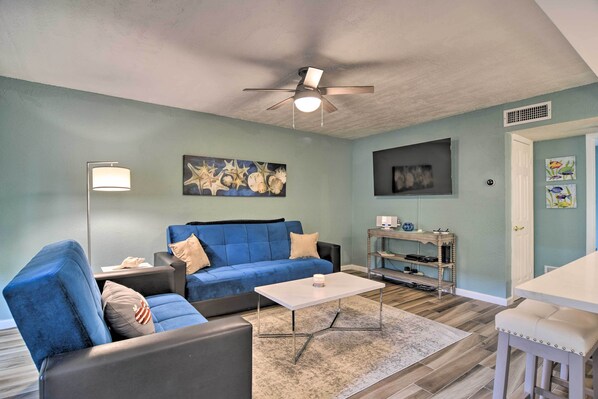 Come visit this cozy 1-bedroom, 1-bathroom condo in St. Pete Beach.