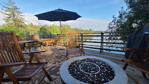 Sunny days on the deck, evenings by the gorgeous propane firepit