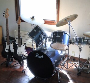 Feel free to use it (amps available). There are no houses nearby, so you can make as much noise as you like 24 hours a day. You can also stay here to practice instruments or bands. Please contact us.