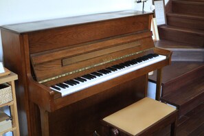 Piano: Please feel free to use it.