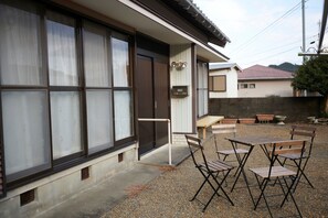 庭でバーベキューもお楽しみいただけます。道具はご持参ください。