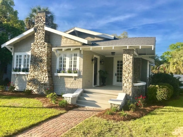 Beautiful home with PRIVATE POOL!