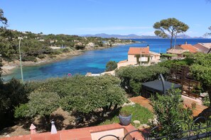 On the calanque are 2 beaches on each side of the parking lot, our spa below