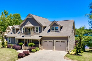 Inviting front yard with landscaping, loads of curb appeal.