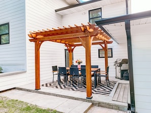 Enjoy meals in our outdoor dining area! Equipped with gas grill.