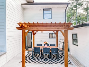 Enjoy meals in our outdoor dining area! Equipped with gas grill.