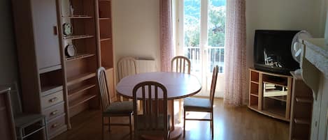 salle à manger donnant sur un grand balcon ensoleillé