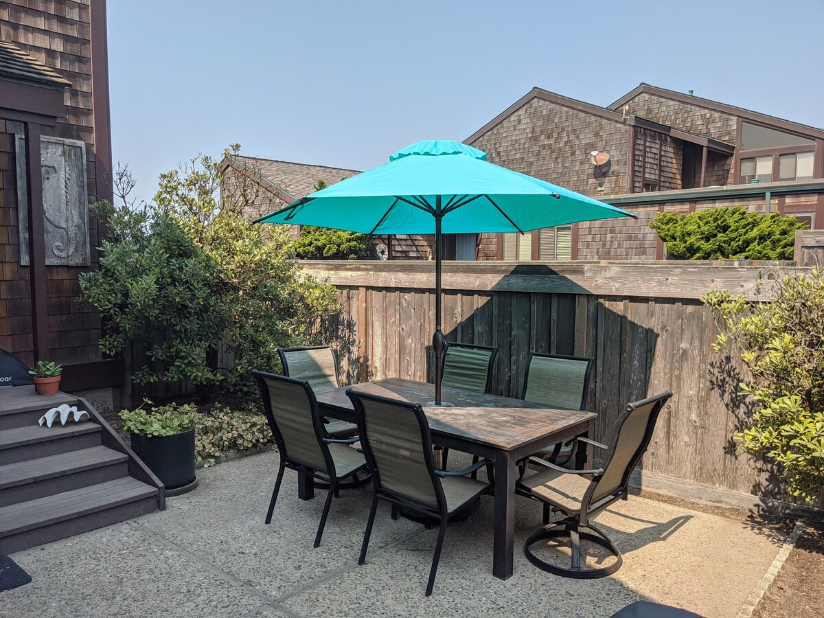 BEACHFRONT Property with Room for Everyone