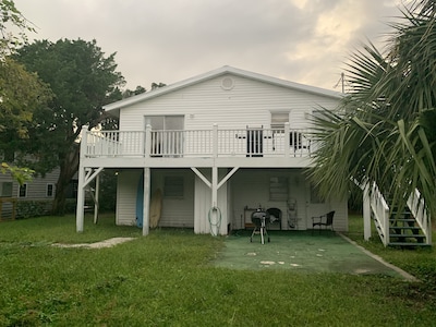 One block from the ocean one block from the creek relaxing 6 bedroom cottage 