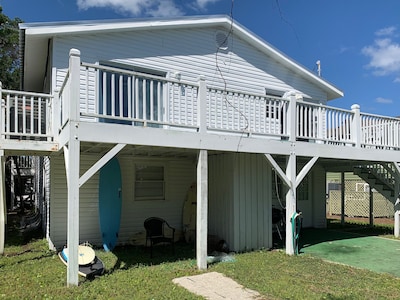 One block from the ocean one block from the creek relaxing 6 bedroom cottage 