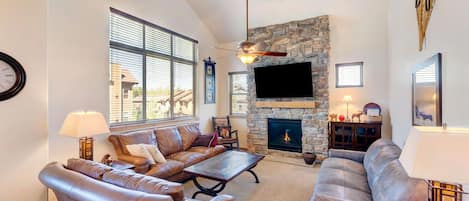 Large main living are with gas fireplace