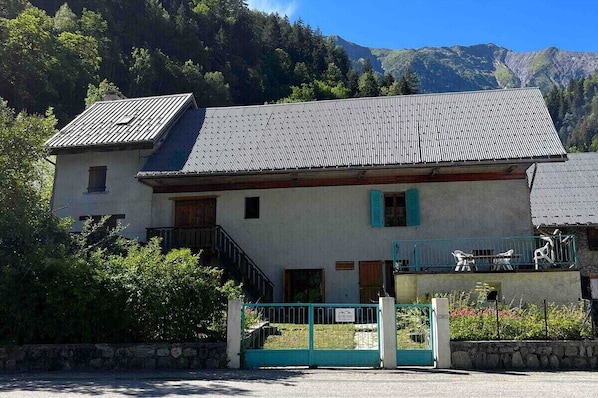Maison Carpe Diem has the most idyllic location at the entrance to the Écrins National Parc