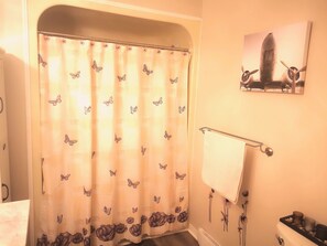 Full bathroom with tub/shower combo 
