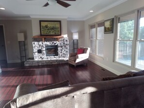 Living room/fireplace