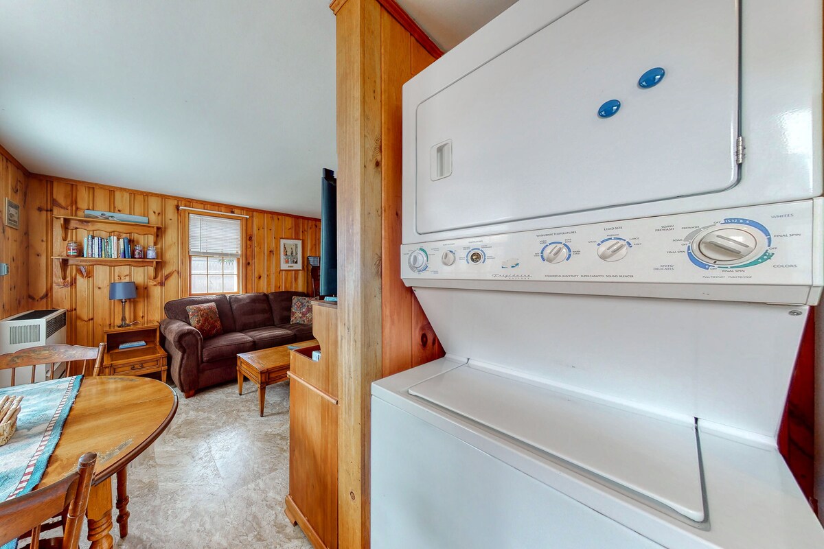 Family-friendly house w/gas grill, deck, streaming services – near Haigis Beach