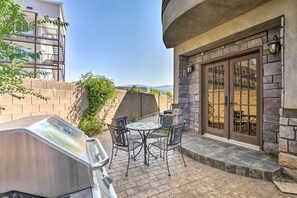 Private Patio | Gas Grill | Outdoor Dining