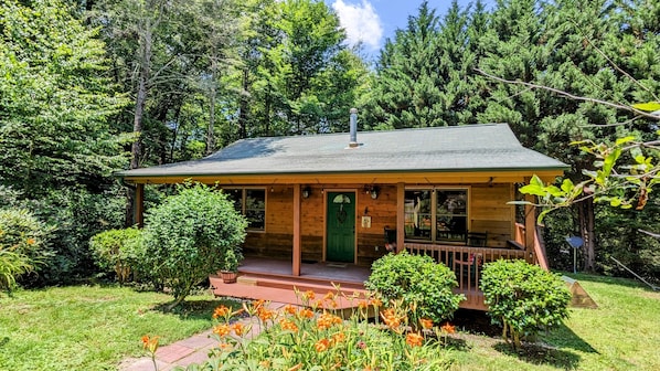 Creekside cottage with it's peaceful and private wooded setting awaits you! 