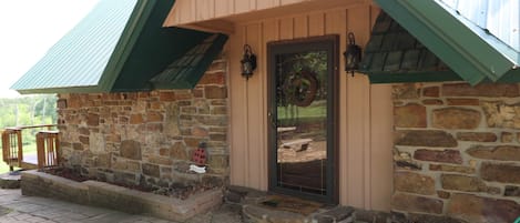 River Chase Whitetail Haven - Welcoming Front Entrance