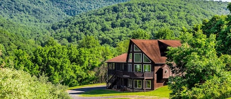 Bear Mountain Lodge 