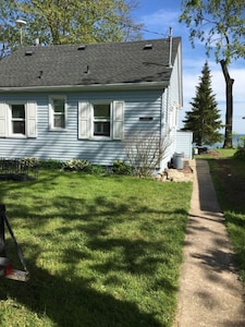 Clean and cozy cottage on beautiful lakefront in Morgan’s Point