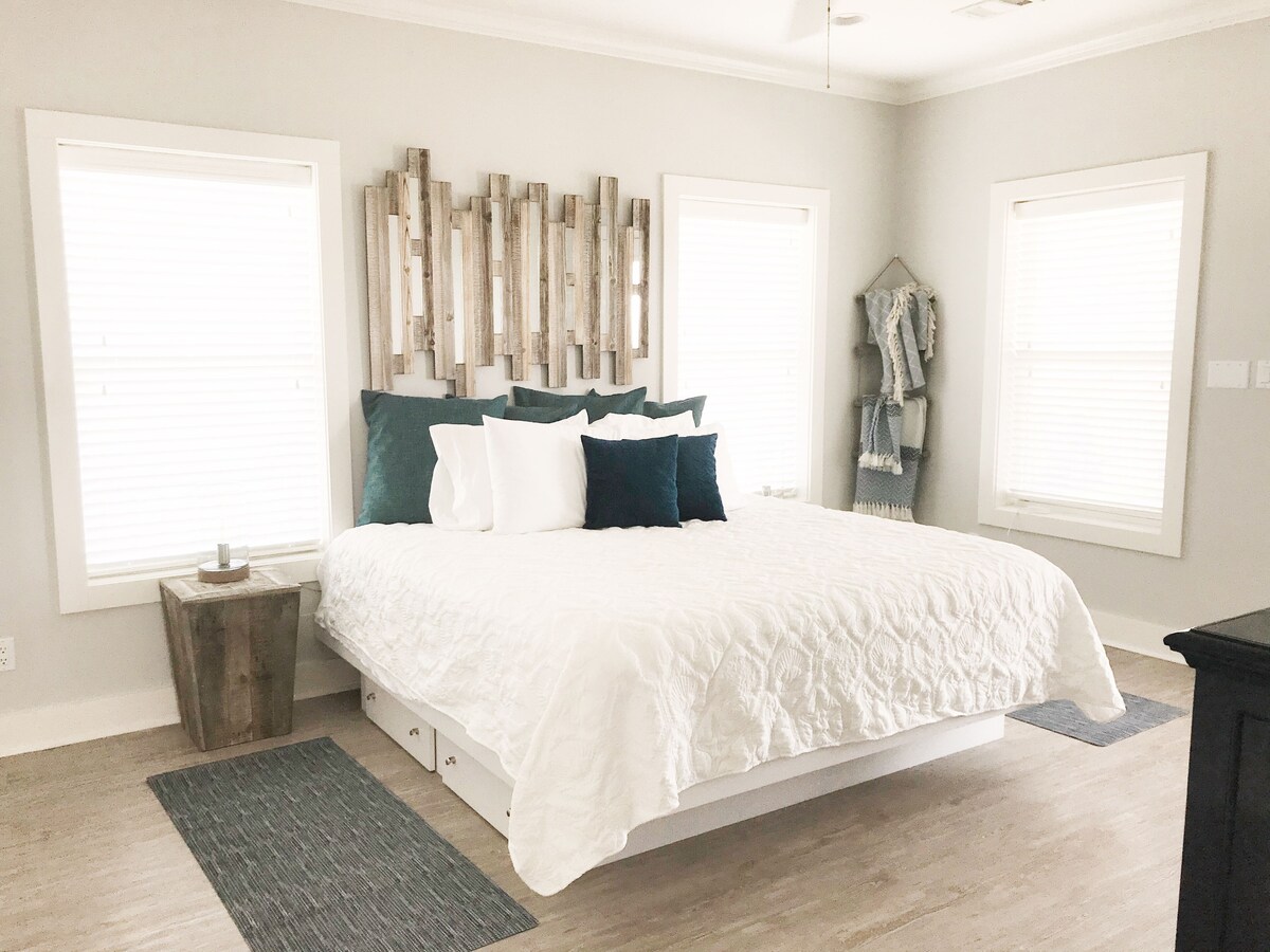 Beachfront Stunner – Steps To The Sand