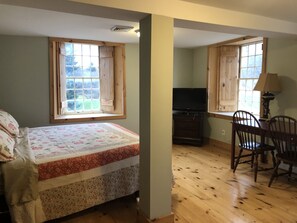 KING BEDROOM
