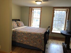 QUEEN BEDROOM
