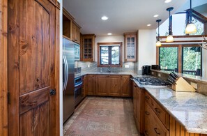 Kitchen - Granite counters and stainless-steel appliances