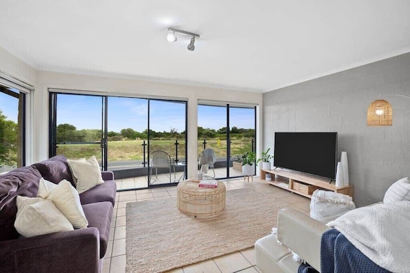The front row position on The Esplanade provides the perfect blend of epic location, coastal charm, and modern comfort