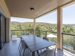 Eigentum, Pflanze, Schatten, Himmel, Tabelle, Holz, Interior Design, Die Architektur, Baum, Fussboden