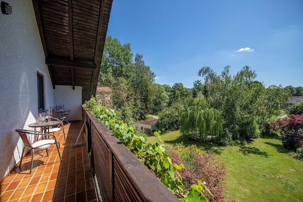 Ferienwohnung (52 qm) mit  Balkon, Blick auf  die Pfreimd-Blick vom Balkon auf den Gartenin in Richtung Pfreimd