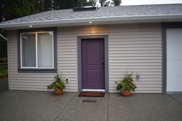 Welcome to the Purple Door Carriage House. Please enjoy your stay.