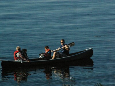 Beachfront 2 bedroom getaway Hot tub, kayak, beach bonfire pick oysters/clam 