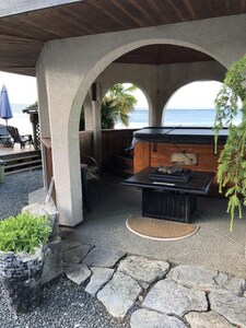 Beachfront 2 bedroom getaway Hot tub, kayak, beach bonfire pick oysters/clam 