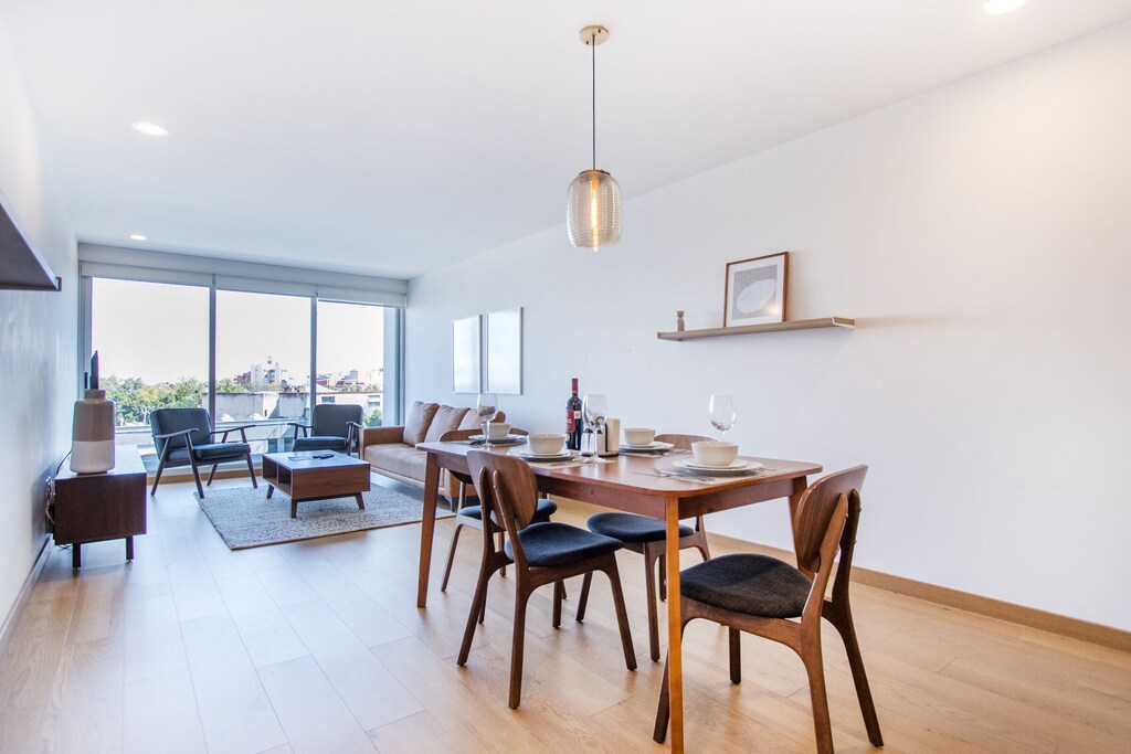 VRBO Mexico City: Kitchen table and living room furniture