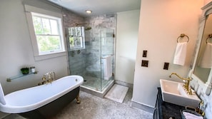 The Jesse - En suite w/Clawfoot Tub
