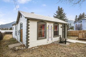 Private fenced in yard