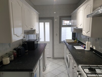 Entire House - 8 guests, 3 bedrooms, 6 beds, a bathroom and car park!