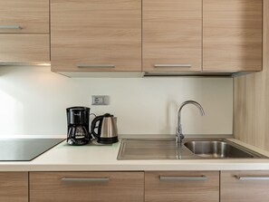 Evier, Cabinetry, Comptoir, Propriété, Évier, Robinet, Blanc, Luminaire Plomberie, Cuisine, Bois