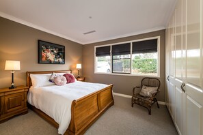 Bedroom 2 - Queen Bed